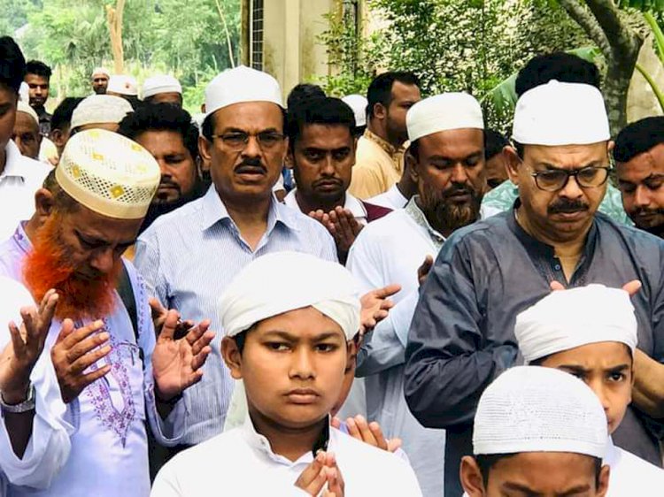 Alhaj Sirajul Islam Molla MP visited the graves of his parents