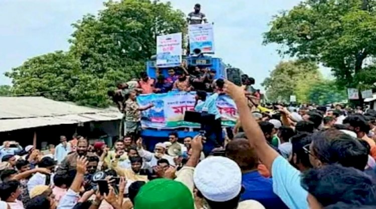 Protesters halt intercity train at Naogaon's Atrai Ahsanganj Railway Station, stage human chain demanding renovations.